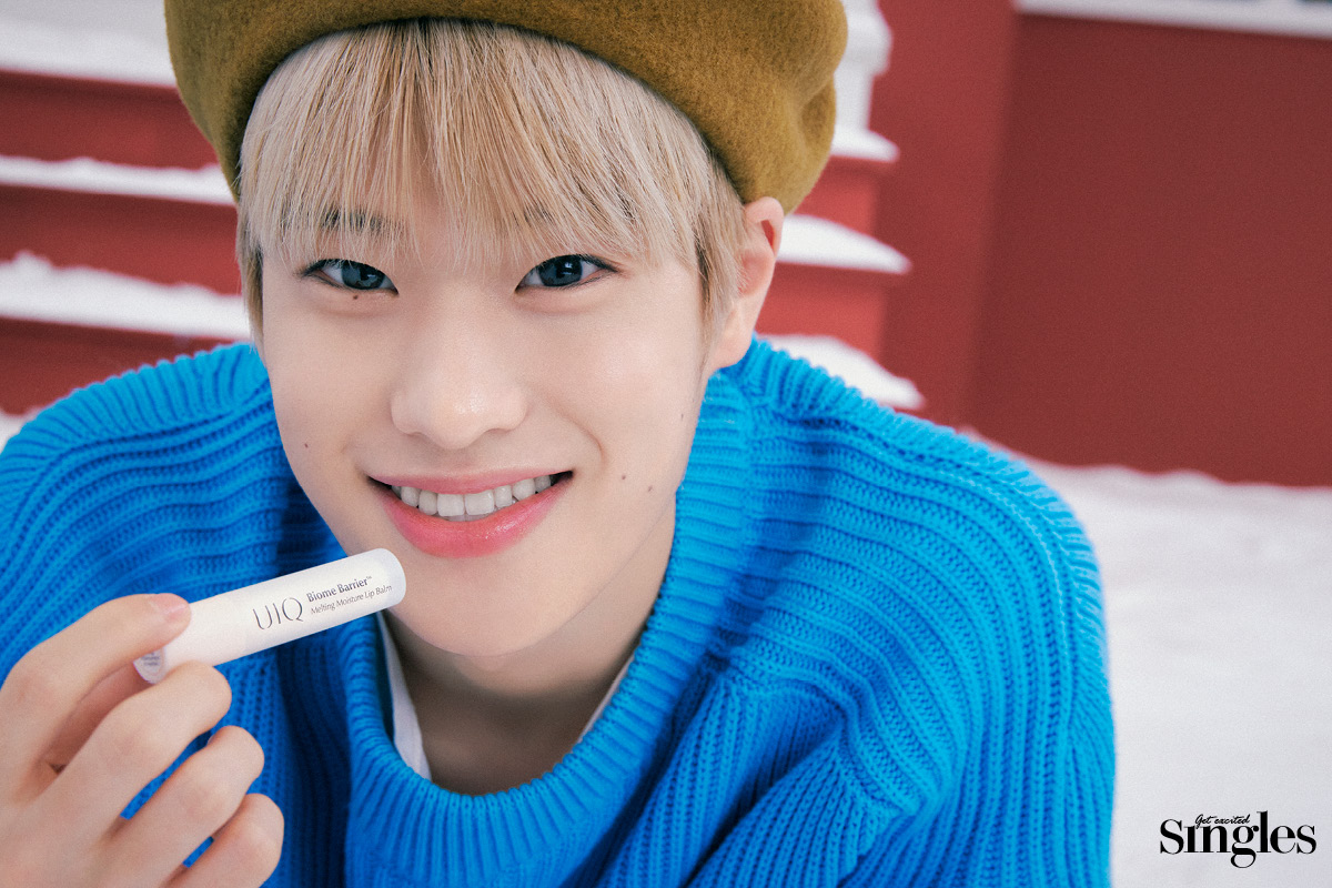 유이크 바이옴 베리어 멜팅 모이스처 립밤 오리지널을 든 라이즈 소희의 싱글즈 화보